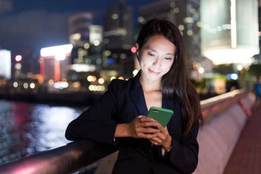 Smartphone üzerinde çalışma gece işkadını