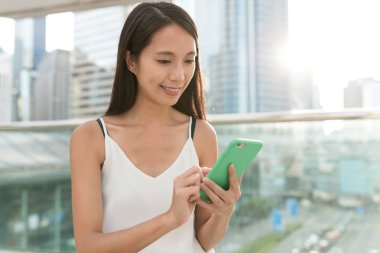 Cep telefonu kullanan kadın 