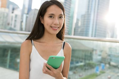 Akıllı telefon kullanan kadın