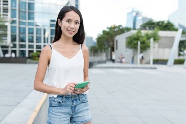 Cep telefonundan kontrol kadın