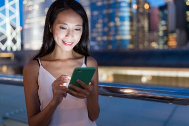 Akıllı telefon kullanan kadın