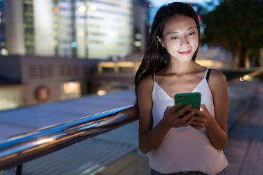 Kadın geceleri cep telefonunuzun SMS gönderme