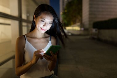 Cep telefonu şehirde kadın manifatura