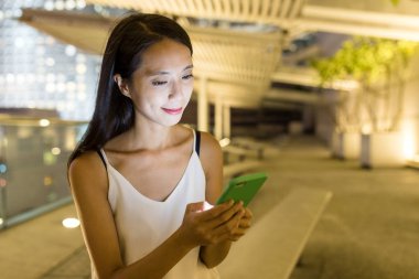 şehir içinde akıllı kadın manifatura