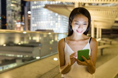 Cep telefonu kullanan kadın 