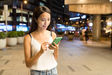 Cep telefonunuzun geceleri çalışan kadın