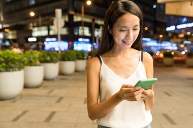 Geceleri cep telefonu üzerinde kadın manifatura