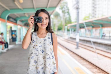 Hong Kong'da seyahat eden kadın