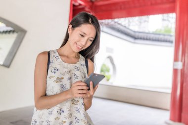 Cep telefonu kullanan kadın