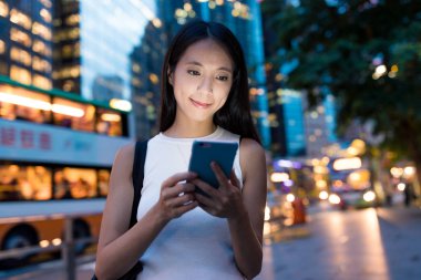 Akşamları Smartphone kullanan kadın