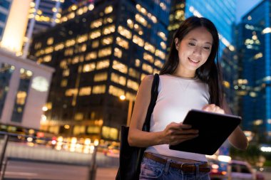 Dijital tablet bilgisayar kullanan kadın 