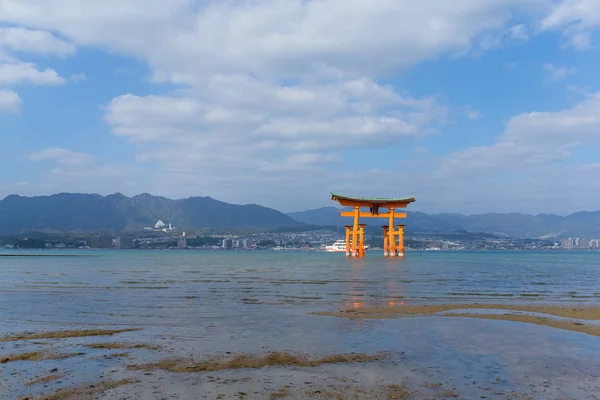 Itsukushima con cielo azul —  Fotos de Stock