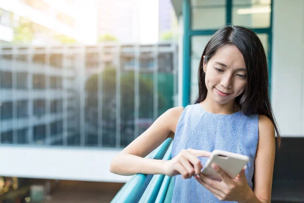 Cep telefonu kullanan kadın 