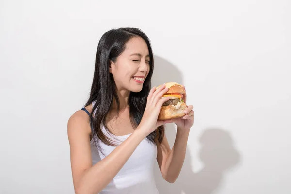 여자는 햄버거를 즐길 수 — 스톡 사진