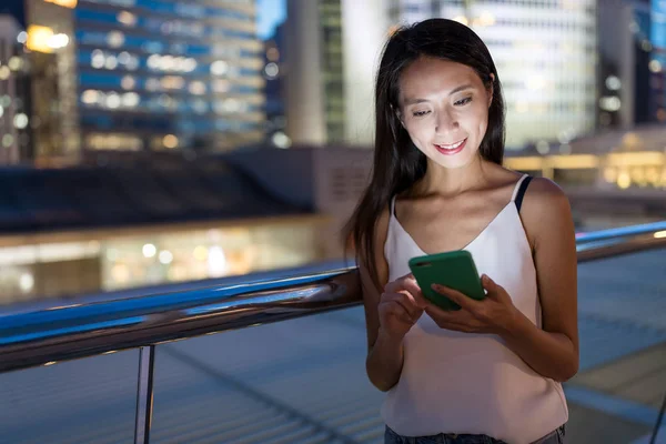 Kadın manifatura smartphone cep telefonu ile gece