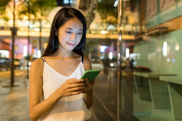 Cep telefonunda geceleri çalışan kadın