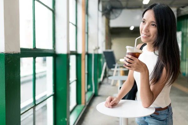 Femme profiter de café glacé — Photo