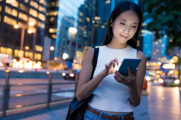 Jovem mulher usando celular — Fotografia de Stock