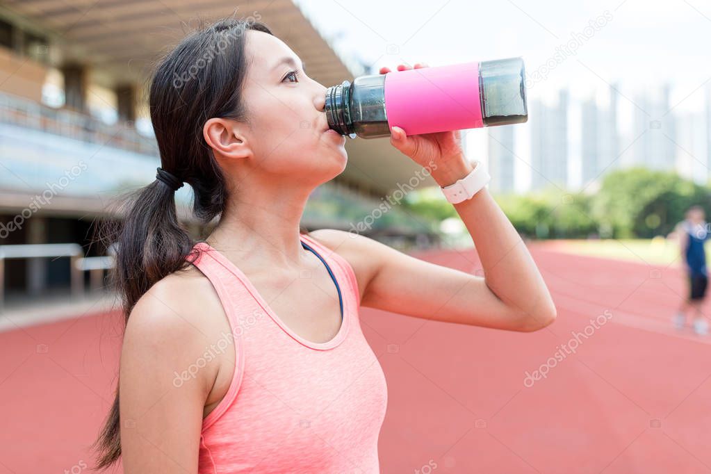 Sport woman drinks water