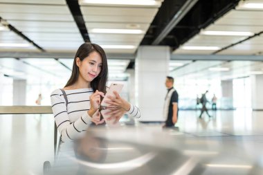 Cep telefonu kullanan kadın