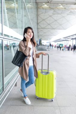 Kadın cellphone ile Havaalanı Bagaj için söz