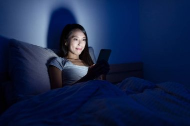 Cep telefonu kullanan kadın 