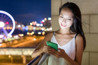 Geceleri cep telefonu arayan kadın