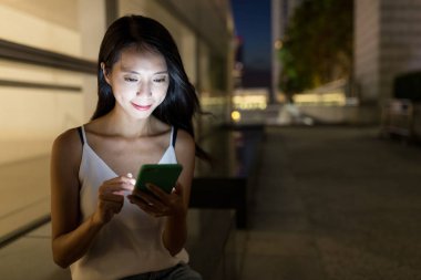 Sms göndermek için cep telefonu kullanan kadın 