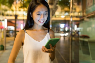 Cep telefonunuzun akşam çalışan kadın