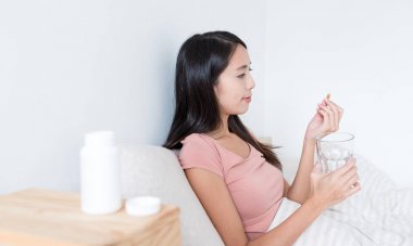 Hap alarak ve su tutan kadın 