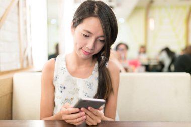 restoranda cep telefonu kullanan kadın 