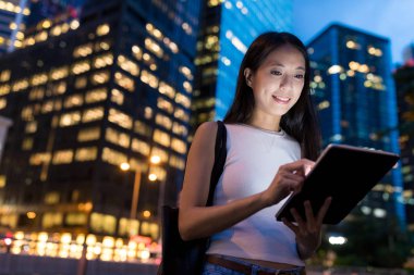 Dijital tablet bilgisayar kullanan kadın 