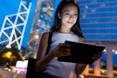 Tablet bilgisayarda geceleri çalışan kadın