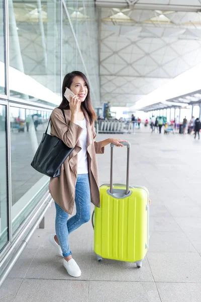 Kadın cellphone ile Havaalanı Bagaj için söz