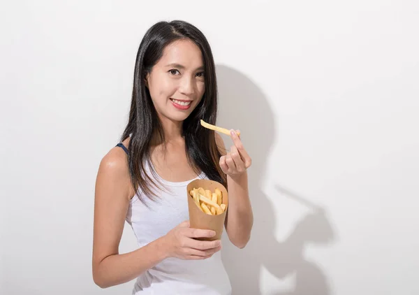 감자 튀김을 먹는 아시아 여자 — 스톡 사진