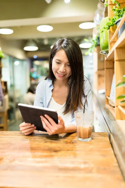 Dijital tablet bilgisayar kullanan kadın 