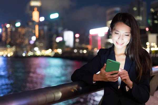 Cep telefonu açık, çalıştığı iş kadını