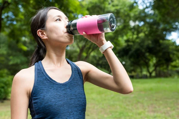 Sport woman drinking water — Stock Photo, Image