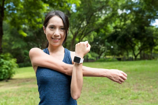 Spor kadın parkta kol germe