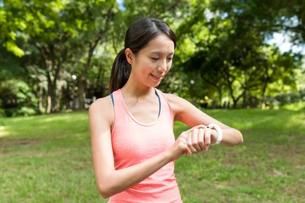 Akıllı izle kullanan spor kadın