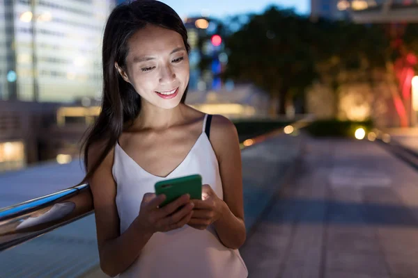 Frau schreibt nachts SMS auf Smartphone — Stockfoto