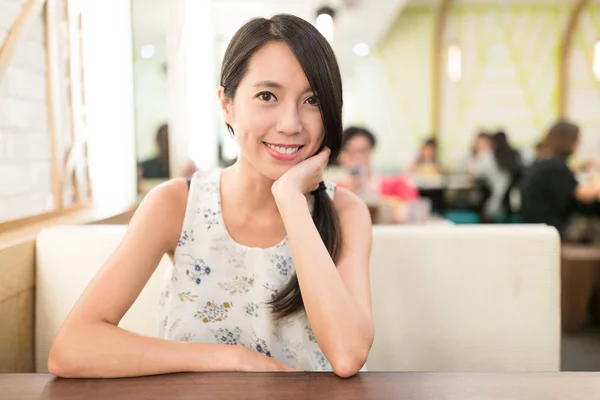 Giovane donna asiatica nel ristorante — Foto Stock