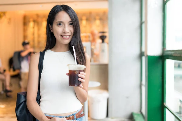 Femme tenant du café glacé — Photo