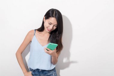 Cep telefonu kullanan kadın 