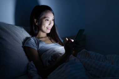 Cep telefonu kullanan kadın 