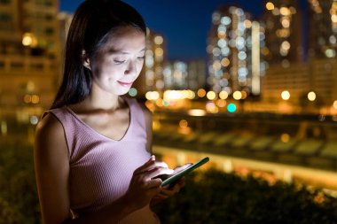 Cep telefonu kullanan kadın 