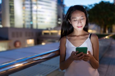 Cep telefonu kullanan kadın