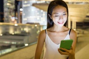 Cep telefonunda geceleri çalışan kadın