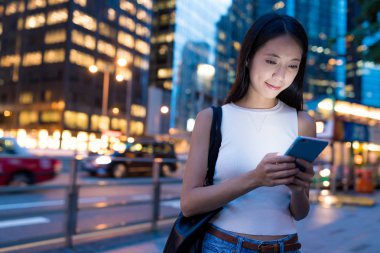 hareket eden telefon arayan iş kadını 