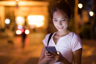 Cep telefonu kullanan kadın